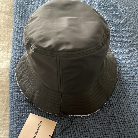 NWT Superdown Reversible Sherpa Bucket Hat – OS - Picture 5 of 5